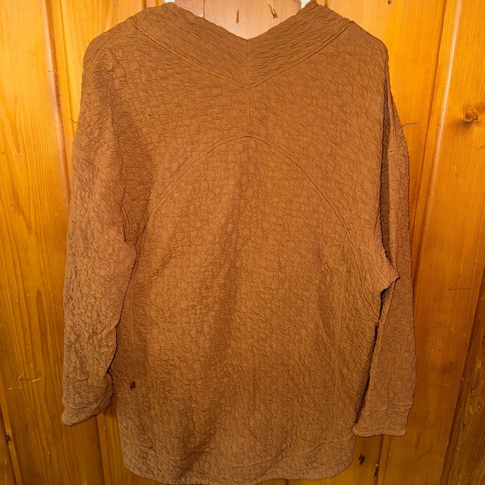 Lululemon rippled V-Neck Top - Picture 4 of 4